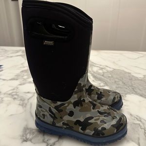 kids BOGS winter boots in camo classics size 13